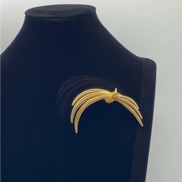 Monet Gold Crest Brooch - Picture 13 of 14